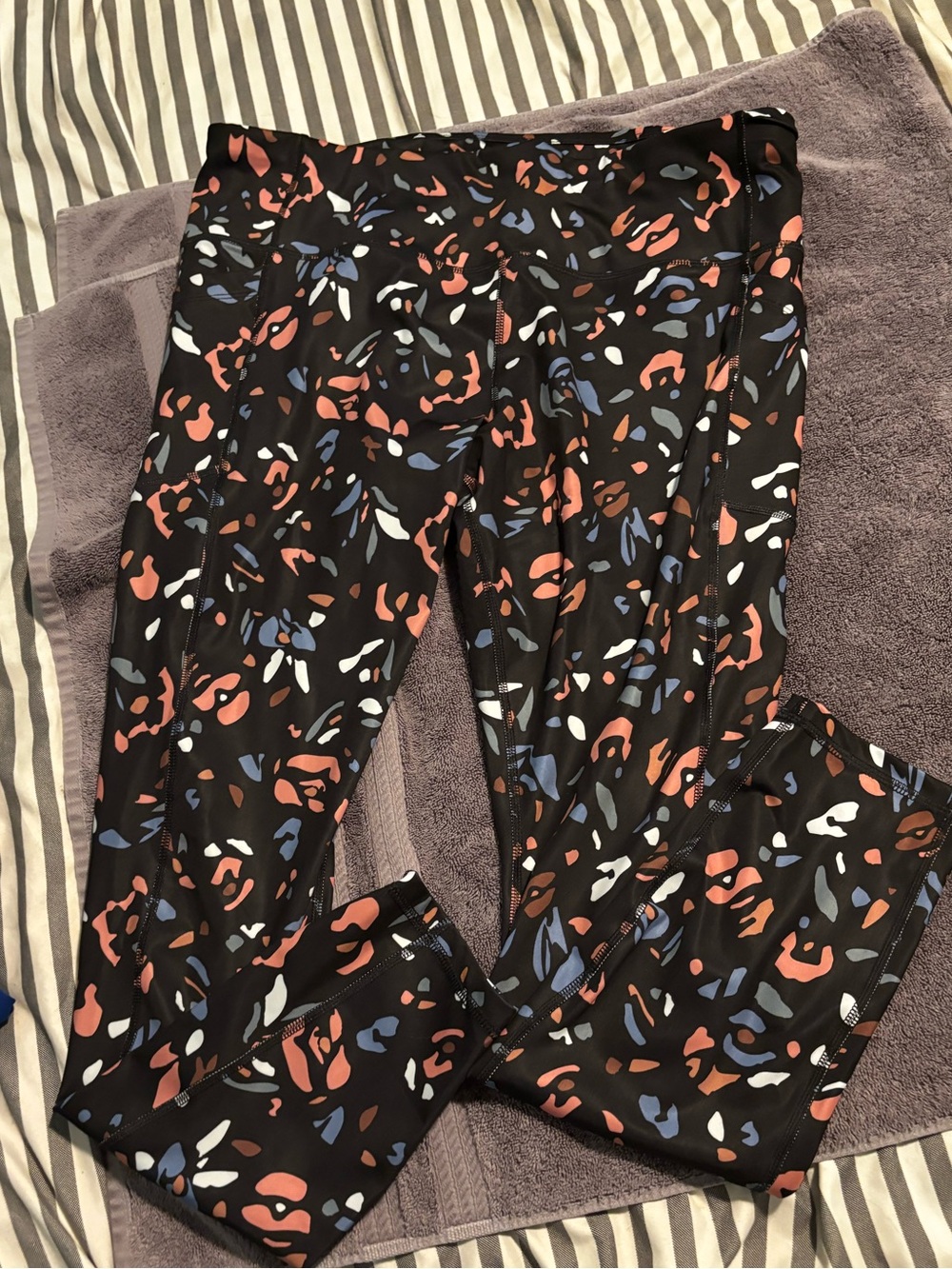 Womens size XXL(20) Avia Black Leggings with Coral, Blue & White Abstract Spots